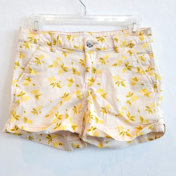 SO Pants - SO Lemon Print Low Rise Midi Shorts Size 5